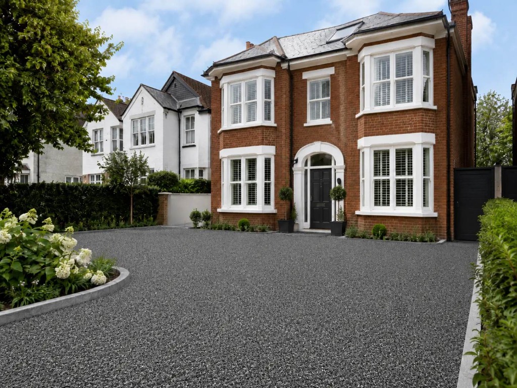 Resin bound driveway in Hammersmith by Windsor Resin Driveways